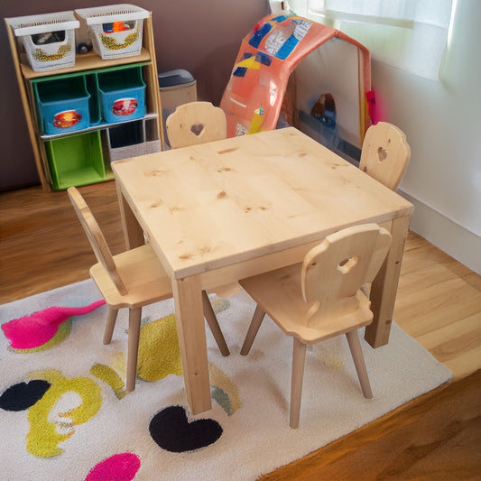 Kinder Sitzgruppe ‘Sweetheart’ | Zirbenholz roh | 1 Tisch L 70 x B 70 x H 63 und 4 Stühle B 30 x T 28 x H 63 cm | Made in Südtirol