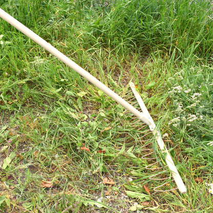 Stabiler und gleitfähiger Drahtbügelrechen 73 cm | mit 12 Zinken | Kupferdrahtbügel & Buchenjoch & Lindenholz Stiel | für Gras und Laub | Handgemacht in Österreich